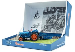 UH6377 - FORDSON Super Dexta con RANSOMES TS 54A 2 Corps Plough - Limitado a 1000 ejemplares.