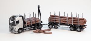 EMEK70301 - VOLVO FH16 6x4 rígido gris con remolque maderero de 2+2 ejes
