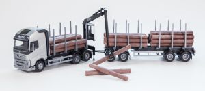 EMEK71301 - VOLVO FH16 6x4 rígido gris con remolque maderero de 2+2 ejes y grúa de descarga