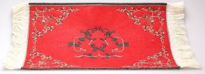 AKI0176 - Alfombra roja para casa de muñecas dimensión 24 x 15 cm