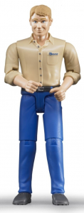 BRU60006 - Hombre rubio con camisa beige y pantalón azul.