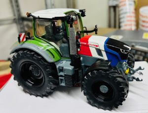 CW0290 - FENDT 728 Vario Azul Blanco Rojo
