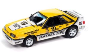 JLCT014-3A - FORD Mustang GT 1988 - Sallen General Tire n.° 19 en blanco y amarillo de la serie COLLECTOR TINS de 2024 en blíster