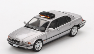 MGT00902-007E - BMW 750 IL E39 Tomorrow Never Dies embalaje versión inglesa 1997