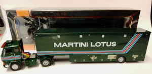 IXOTTR025 - VOLVO F88 4x2 con remolque 1 Eje MARTINI LOTUS