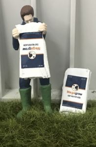 WM078O - Granjero vaciando una bolsa de leche para terneros