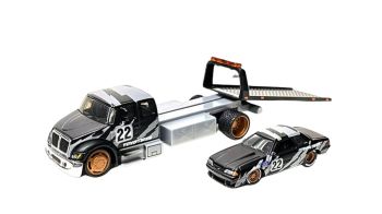 MST15055MJBKS - INTERNATIONAL Durastar Flatbed 1988 con FORD Mustang LX #22 - TOYO TIRES bajo blister