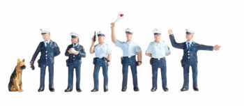 NOC15091 - 6 policías con uniformes azules