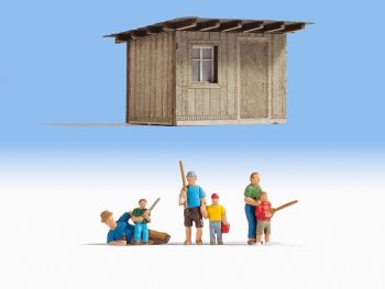 NOC12036 - Pequeña cabaña con personajes pescando