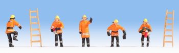NOC15022 - Bomberos con trajes naranjas