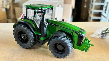 CW0224 - JOHN DEERE 8R410 Black line