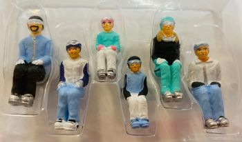 JC54100 - 6 personajes sentados - Colores aleatorios