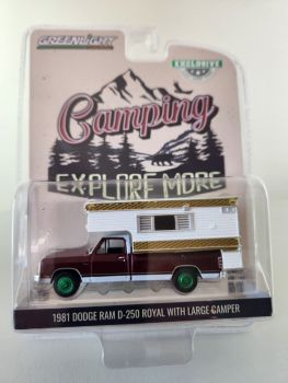 GREEN30409VERT - DODGE Ram D-250 Royal Red Pickup 1981 con autocaravana grande, llantas verdes de la serie CAMPING en blíster