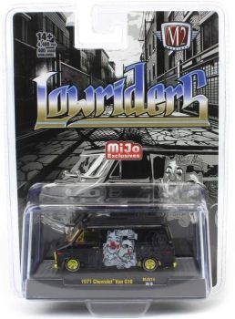M2M-31500-MJS74-DORE - Chevrolet Van G10 de 1971, negro con llantas doradas, todavía en su blíster.