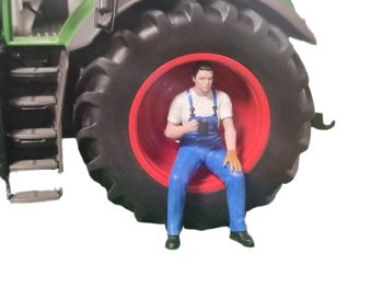 ATLAN32025_BLEU - Hombre sentado en pausa azul