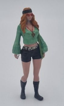 ATLAN32034 - Mujer con pantalones cortos y gafas de sol