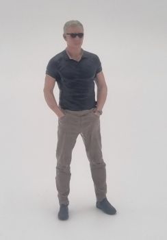 ATLAN32035 - Hombre con las manos en los bolsillos, con camiseta y gafas de sol