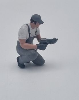 ATLAN32047_GRISC - Mecánico arrodillado con llave de impacto gris claro