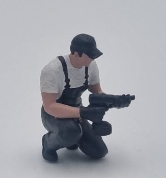 ATLAN32047_GRISF - Mecánico arrodillado con llave de impacto gris oscuro