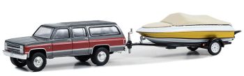 GREEN32290-B - CHEVROLET Suburban K20 Silverado 1987 con remolque y barco de la serie Hitch & Tow en blister