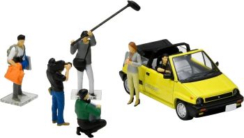 TOM324751 - Equipo de televisión con un Honda City Convertible amarillo y accesorios.