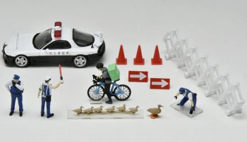 TOM328544 - Escena policial 2 con coche patrulla MAZDA RX-7 y accesorios.