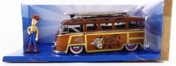 JAD33176 - 1963 VOLKSWAGEN Combi con la figura de WOODY