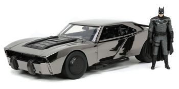 JAD33740 - Batmobile Negro cromado 2022 con la figura de Batman