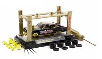 M2M-37000-67-C-DORE - Kit de modelo Dodge Charger Gasser de 1966 en negro y dorado en blíster.