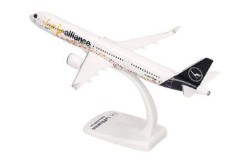 HER614832 - AIRBUS A321neo de Lufthansa Help Alliance sobre pedestal