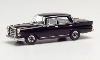 HER420457 - Mercedes 200 negro