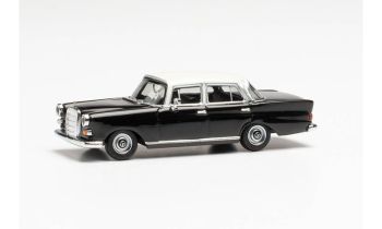 HER430739-002 - MERCEDES 200 Blanco y negro