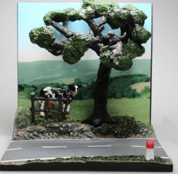 AKI0127 - Camino campestre diorama con árbol y vaca.