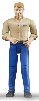 BRU60006 - Hombre rubio con camisa beige y pantalón azul.