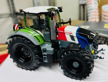 CW0290 - FENDT 728 Vario Azul Blanco Rojo