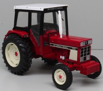 REP195 - INTERNATIONAL IH 743 con capó abatible y peso extraíble