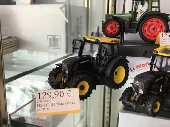 CW0090 - FENDT 211 Llantas negras amarillas