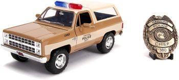 JAD253255003 - CHEVROLET Blazer 4x4 Hopper's Chevy policial de la serie Stranger Things con la placa incluida
