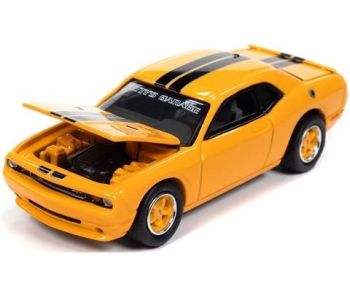 JLCT014-2B - DODGE Challenger SRT8 2014 - Petty's Garge en naranja de la serie COLLECTOR TINS ​​de 2024 en blíster