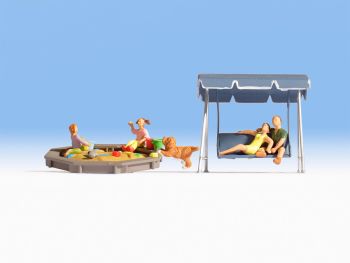 NOC15590 - Familia relajándose en el jardín