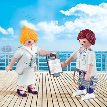 PLAY9216 - Anfitrión y azafata de crucero