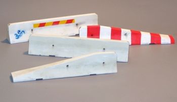 PLS4042 - 4 barreras de protección de carretera en miniatura para pintar para diorama con una longitud total de 32 cm