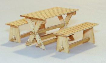 PLS414 - Mesa en miniatura con bancos para montar y pintar