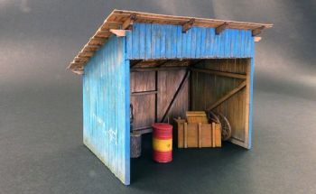 PLS442 - Cabaña de madera con accesorios en miniatura para montar y pintar medidas 14 x 7;5cm alto 11cm