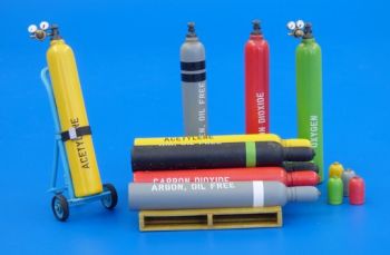 PLS478 - Minibotellas de gas con carro y 1 palet para montar y pintar
