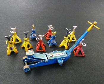 PLS499 - 10 caballetes miniatura y 1 carro para montar y pintar