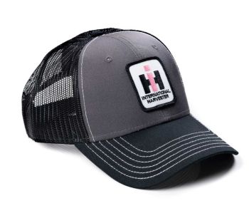 PIH83 - Gorra gris con logo IH y parte trasera de malla negra.