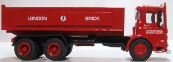 OXF76TIP005 - AEC Ergomatic 6x4 con volquete de la London Brick Company