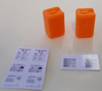 UM168_ORANGE - 2 latas naranjas en miniatura de 20L con calcomanías