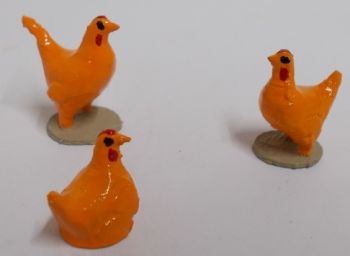 UM205 - Lote de 2 gallinas y 1 pollo